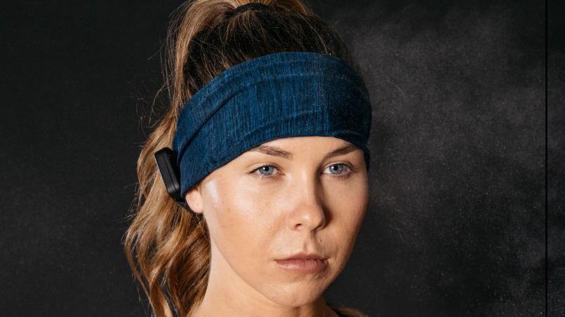 Žena koja nosi neuro espreso traku za glavu koju je napravila tehnološka firma Niraxx