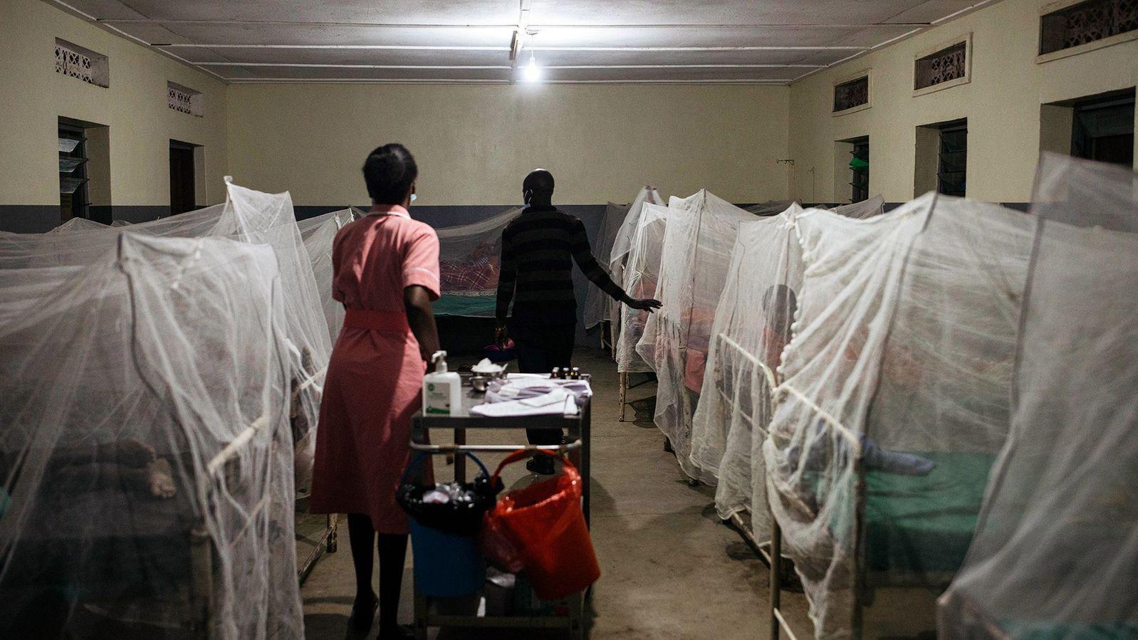 Pricilla Chebiira administra inyecciones diarias de medicamentos a pacientes con leishmaniasis visceral en el Hospital Amudat.