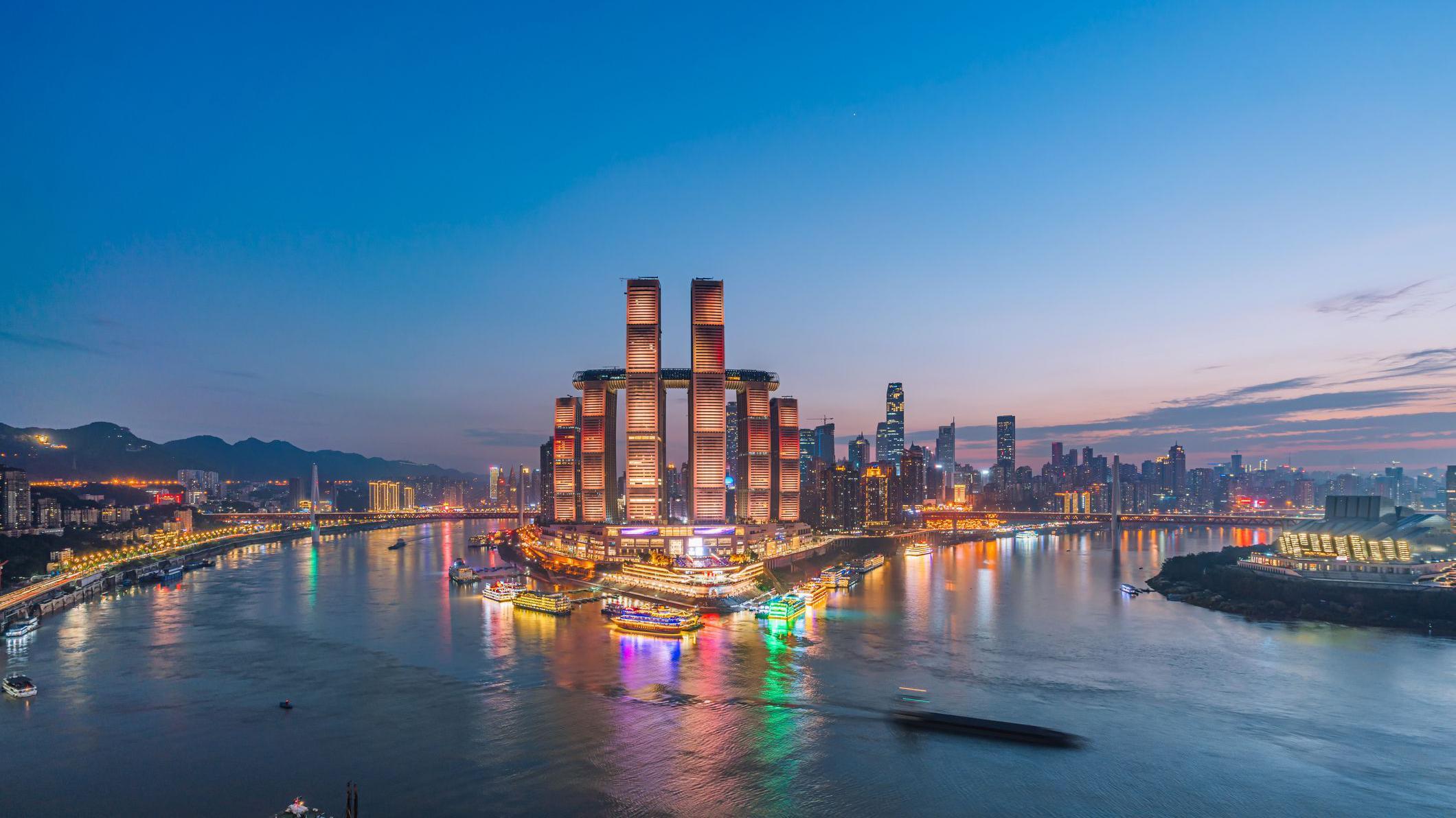 Paisaje nocturno del horizonte de la ciudad de Chaotianmen y líneas de cruceros en Chongqing, China.