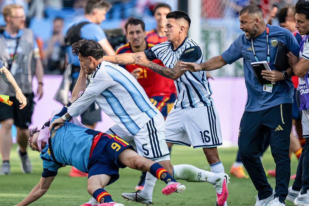 الأرجنتيني باريديس يعتدي على غافي لاعب إسبانيا