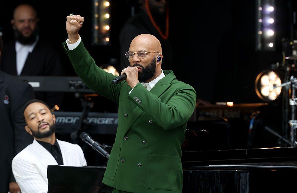 El galardonado rapero Common actúa en el escenario mientras John Legend toca el piano en el Centro Presidencial Obama en Chicago. 18 de junio de 2026.