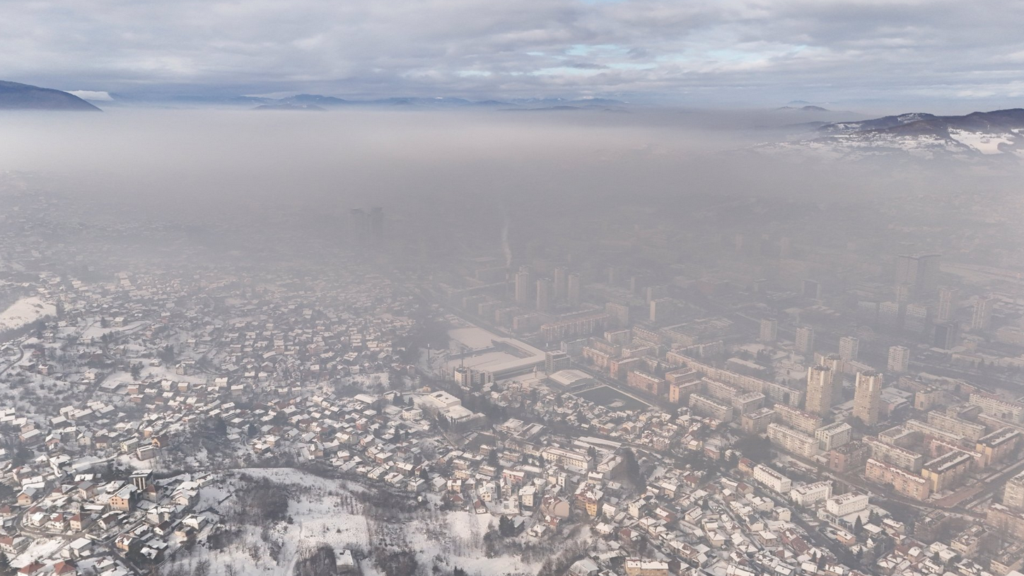 Panorama Sarajeva pod oblakom smoga