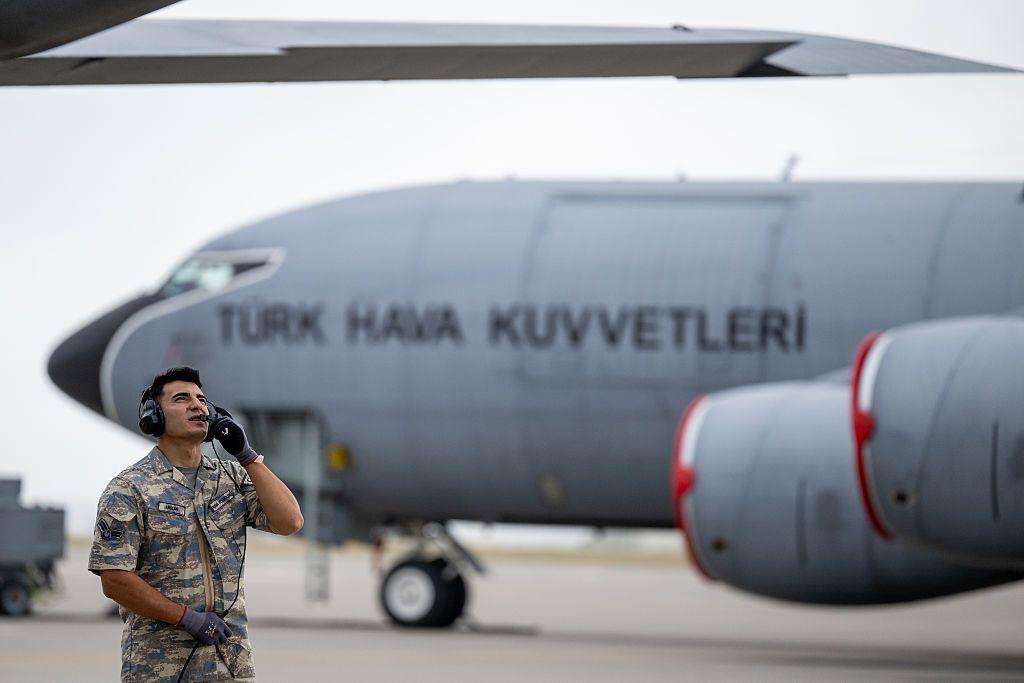 يُظهر هذا المشهد العملية الكاملة في قيادة القاعدة الرئيسية العاشرة للطائرات النفاثة في إنجرليك، بدءاً من التحضيرات التي يجريها سرب "آسنالار" للتزوّد بالوقود جواً، وصولاً إلى عملية تزويد طائرات إف-16 وإف-4 إي/2020 فانتوم المقاتلة بالوقود في الجو بواسطة طائرات التزويد، وذلك في 27 مايو/أيار 2025 في أضنة، تركيا.