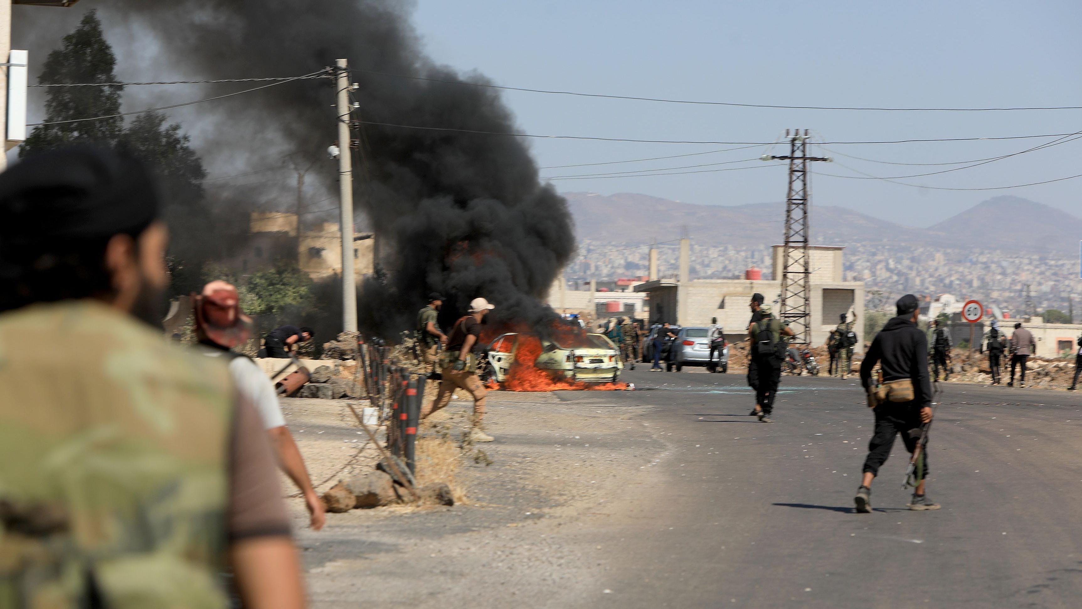 انتشار لعناصر من الجيش السوري في السويداء مع استمرار الاشتباكات بين مسلحين دروز وآخرين من البدو في المحافظة جنوبي سوريا