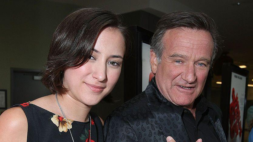 Zelda Williams y Robin Williams miran a la cámara tomados de la mano
