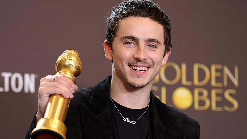 Timothée Chalamet, ganador del premio a la Mejor Actuación de un Actor en una Película – Musical o Comedia por "Marty Supreme", posa en la sala de prensa durante la 83.ª ceremonia anual de los Globos de Oro en The Beverly Hilton el 11 de enero de 2026 en Beverly Hills, California. (Foto: Frazer Harrison/WireImage)