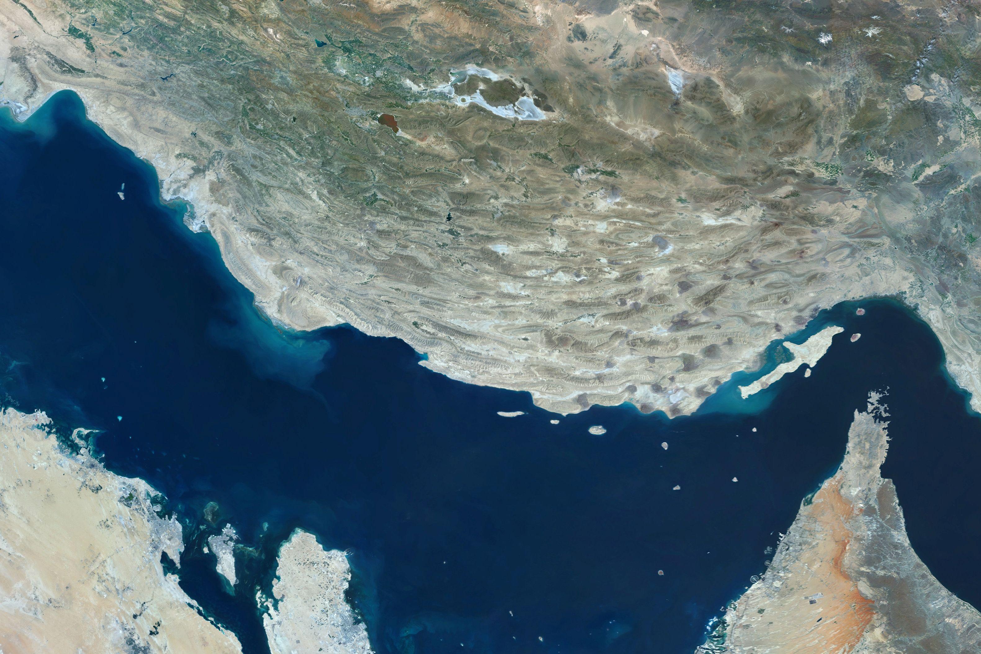 صورة أقمار صناعية تُظهر الساحل الإيراني وعدداً من الجزر ذات الأهمية الاستراتيجية في الخليج، بينها أبو موسى وطنب الكبرى وطنب الصغرى وقشم وخرج. وتقع بعض هذه الجزر قرب مضيق هرمز>