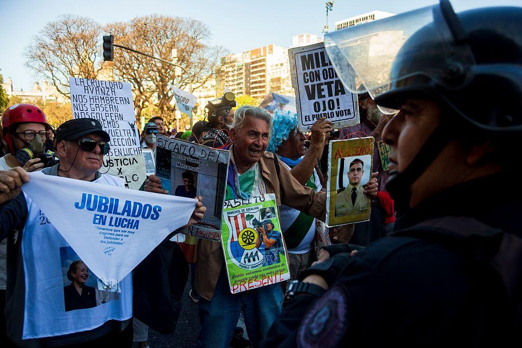 Jubilados en protesta contra el gobierno de Milei frente a la policía