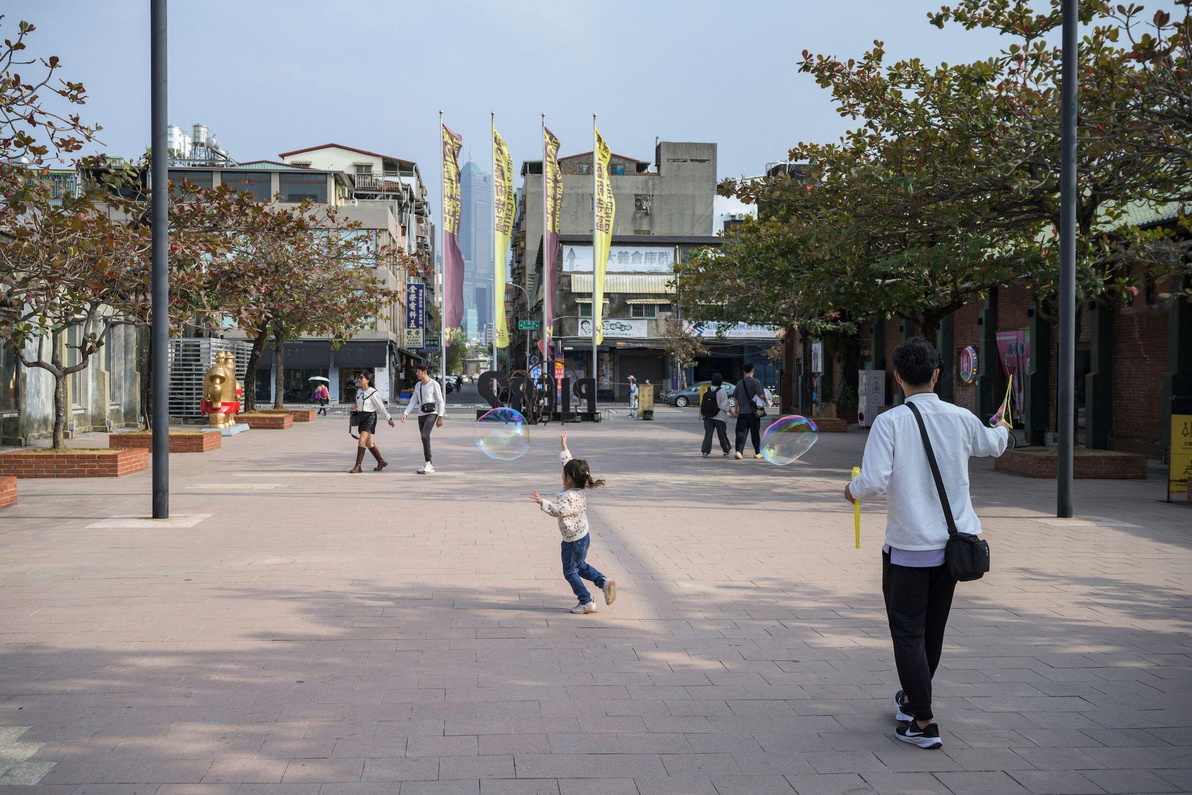 台灣一名小孩在公園嬉戲