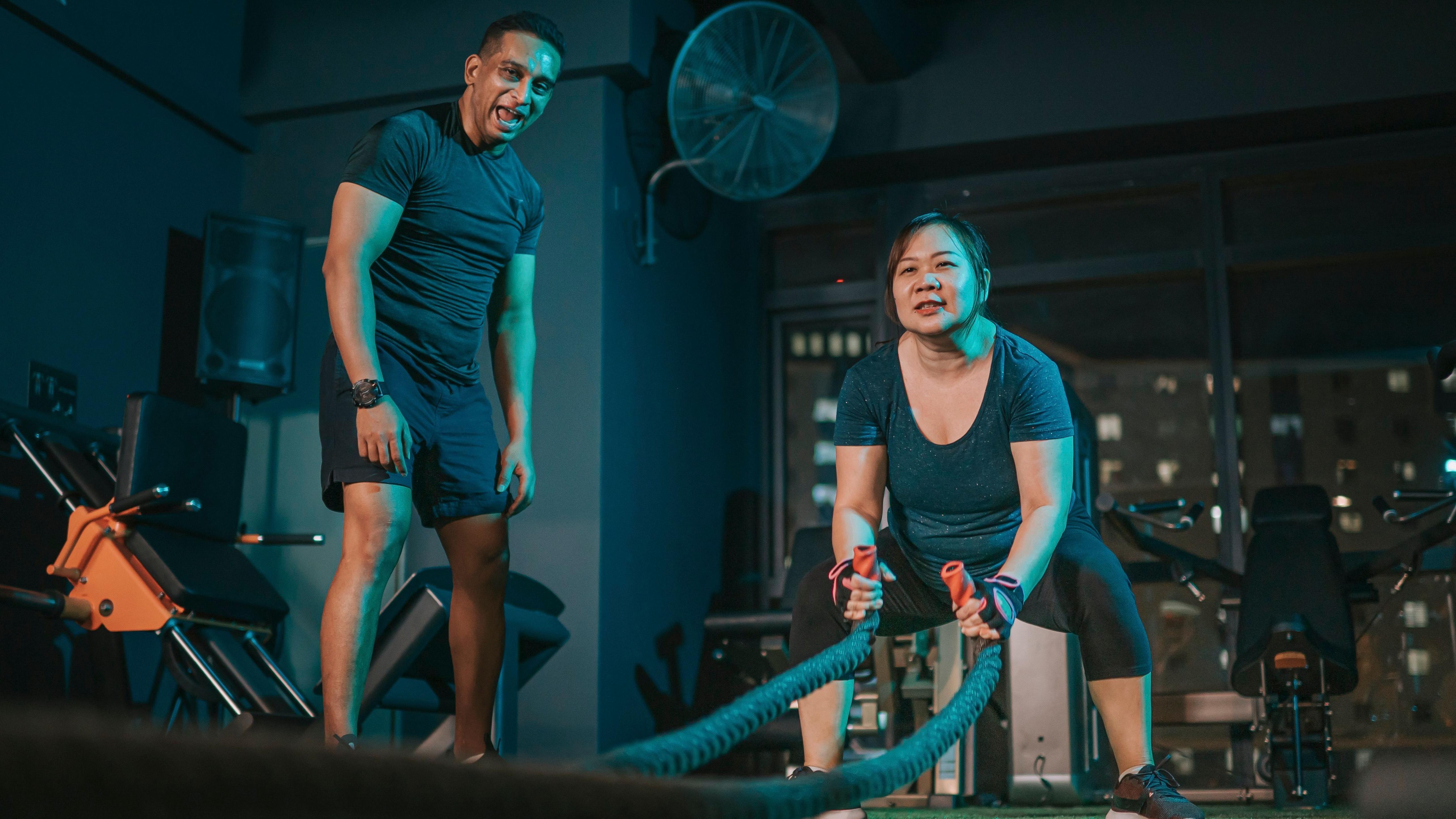 امرأة تتدرب ويُشجعها مُدرب