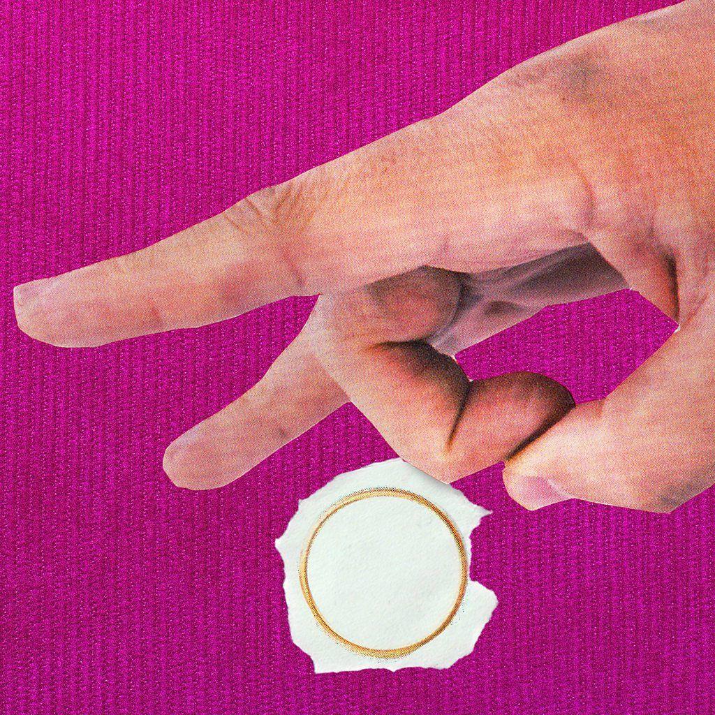 Colagem mostra uma m&atilde;o dando um peteleco num recorte mostrando uma alian&ccedil;a, com ambas as iamgens coladas sobre um fundo rosa texturizado 