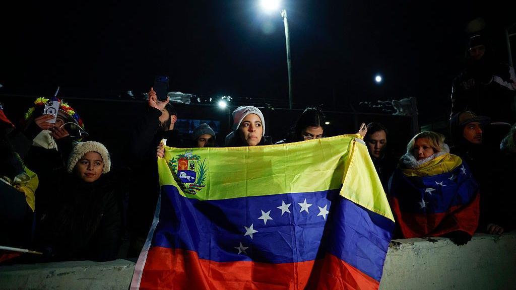 متظاهرون يحملون أعلام فنزويلا يحتفلون في بروكلين بوصول مادورو إلى السجن