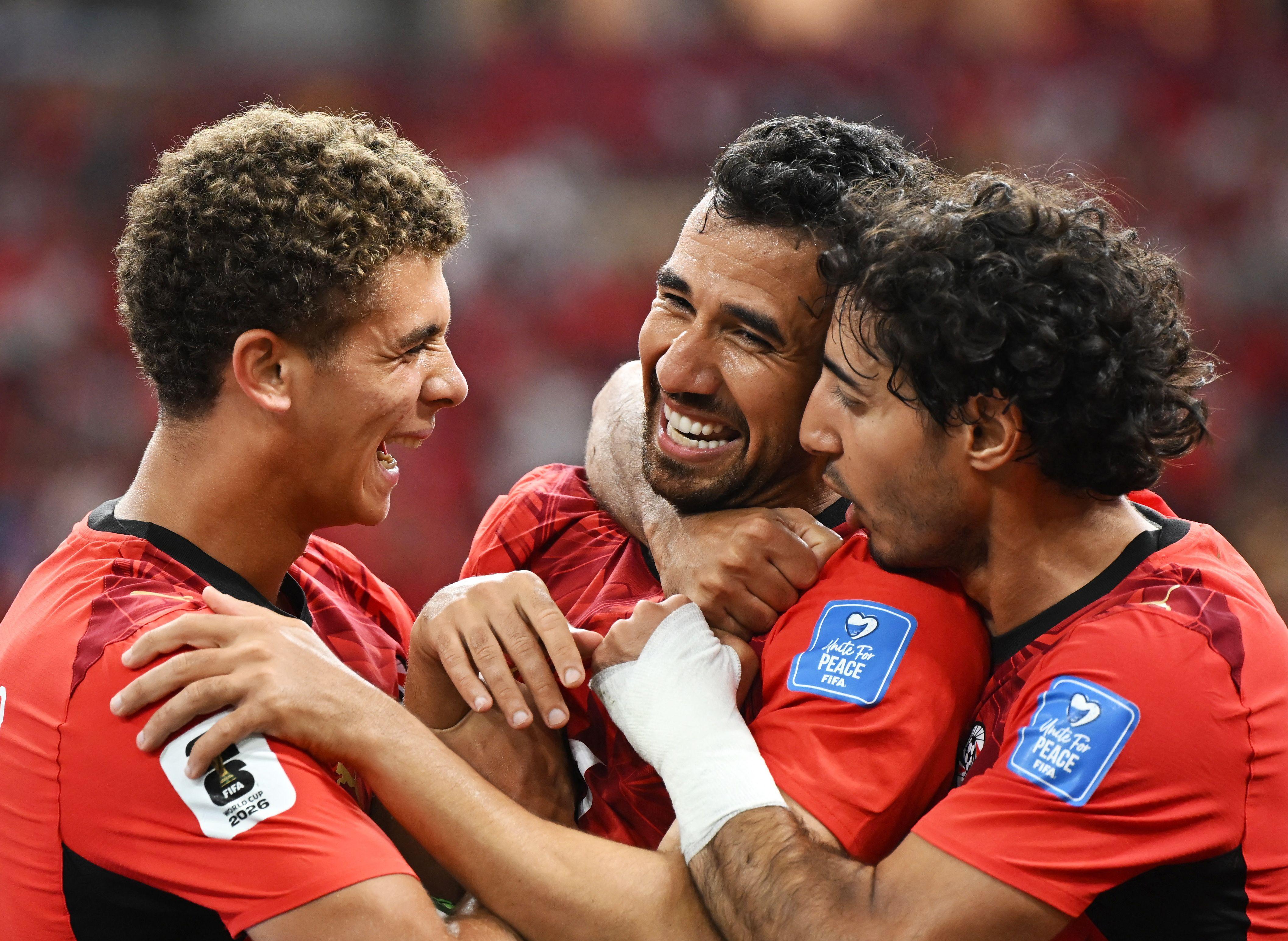 محمود حسن تريزيجيه يحتفل بتسجيله الهدف الثالث لمصر