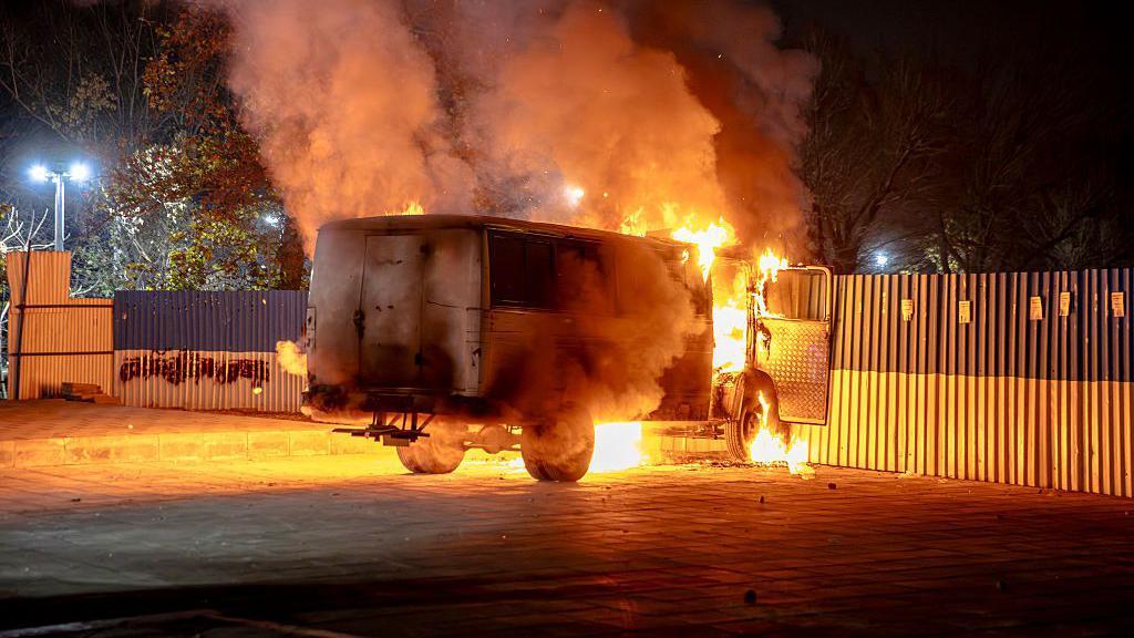 Un vehículo arde durante las protestas en Teherán, Irán, el 8 de enero de 2026.