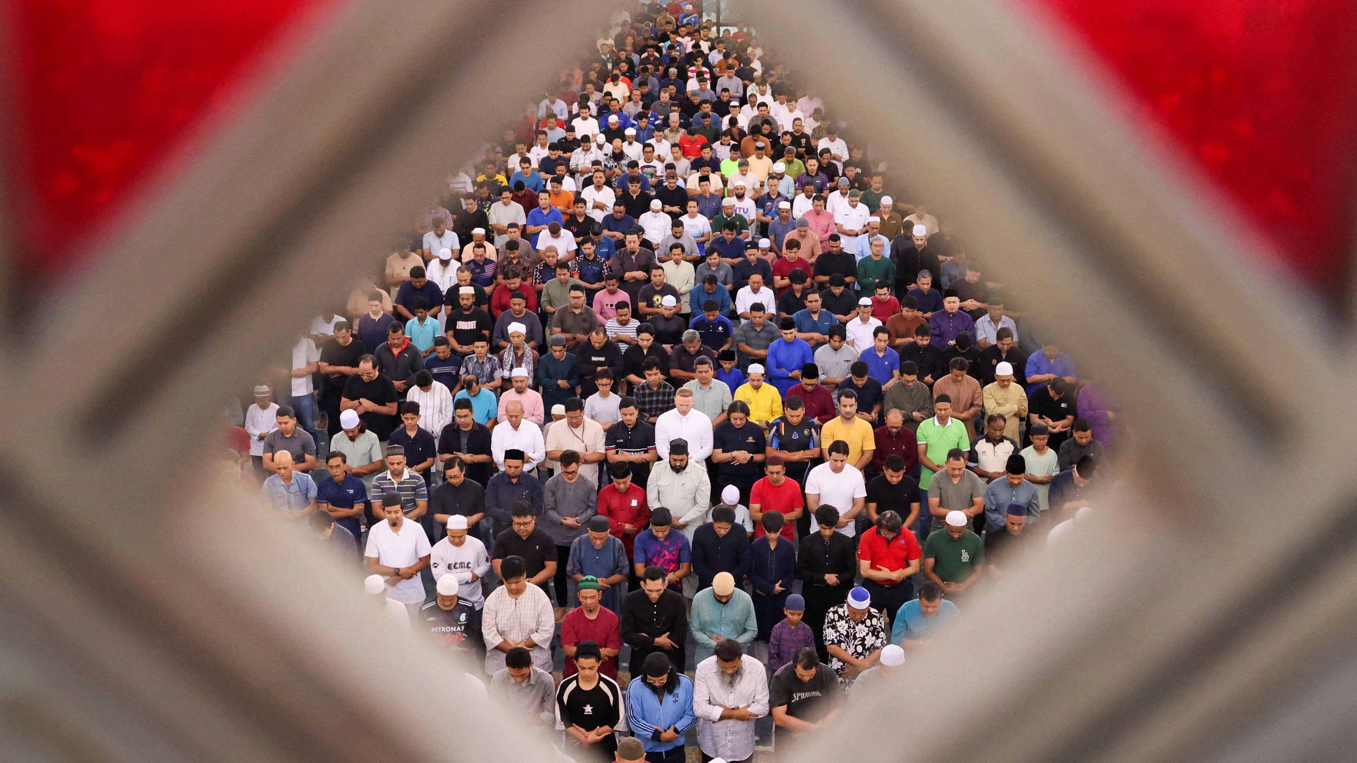  يؤدي مسلمون أول جمعة من شهر رمضان المبارك في أحد مساجد العاصمة الماليزية كوالالمبور