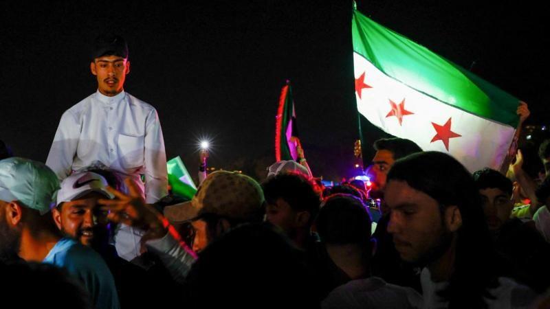 La gente celebra en las calles de Damasco tras el anuncio del presidente estadounidense, Donald Trump, del fin de las sanciones a Siria.