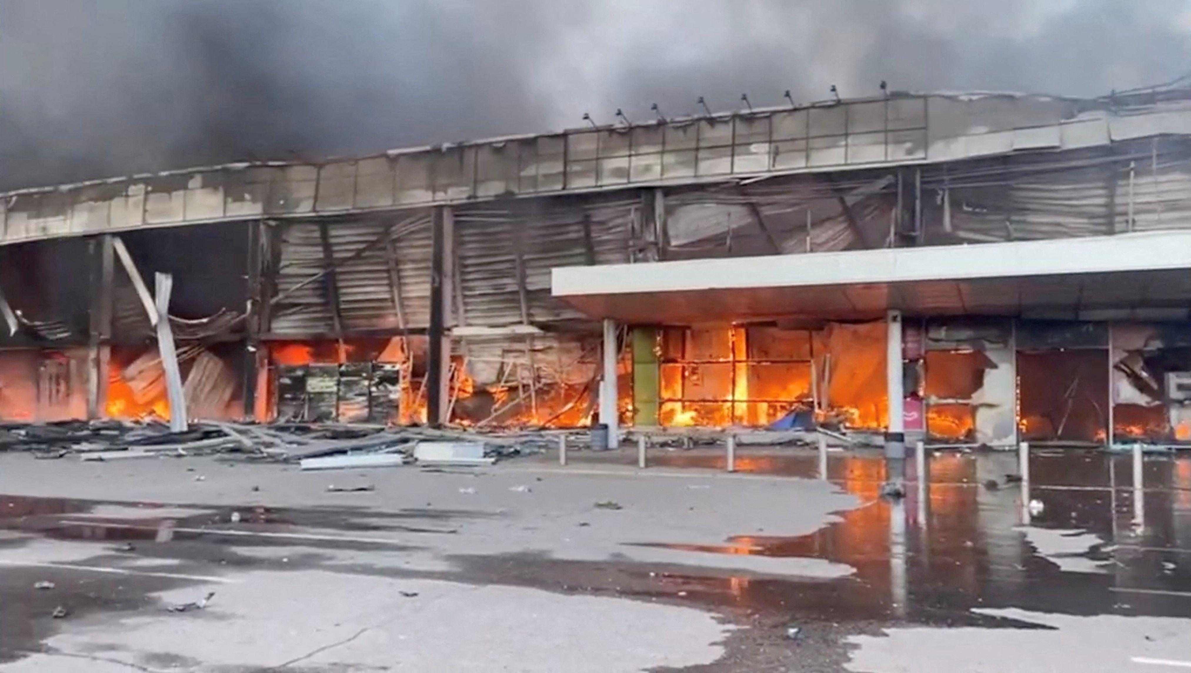 Humo y fuego se elevan desde un centro comercial alcanzado por un misil ruso.