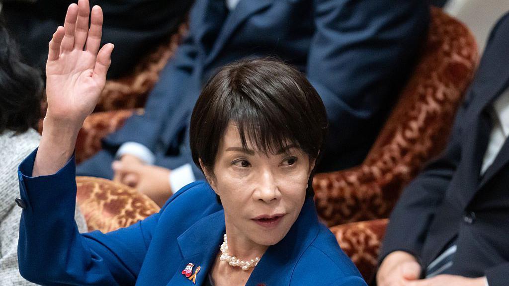 高市早苗舉起右手