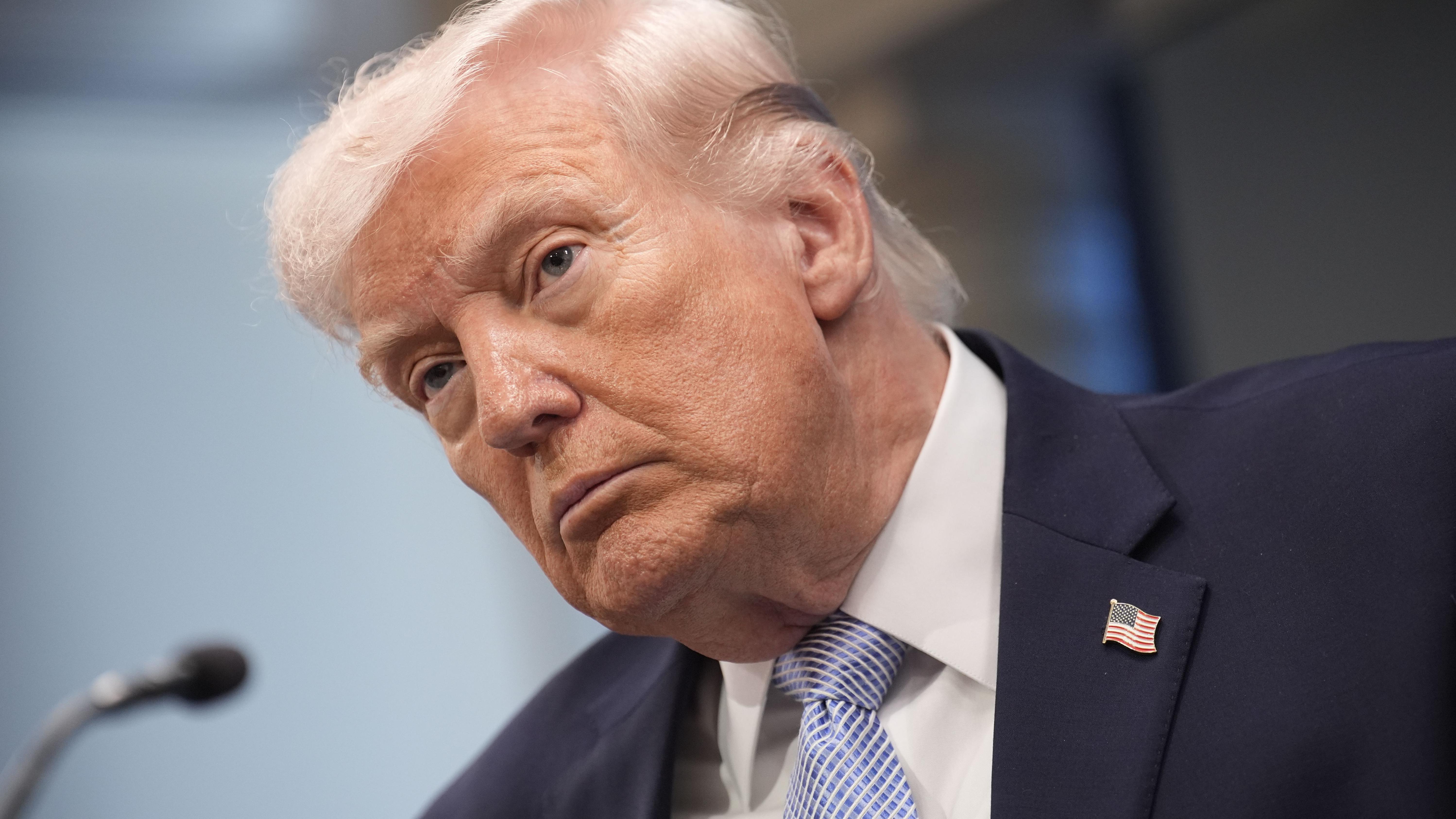 特朗普在白宮主持新聞發佈會，他頭擰向左側凝視著媒體記者（6/4/2026）