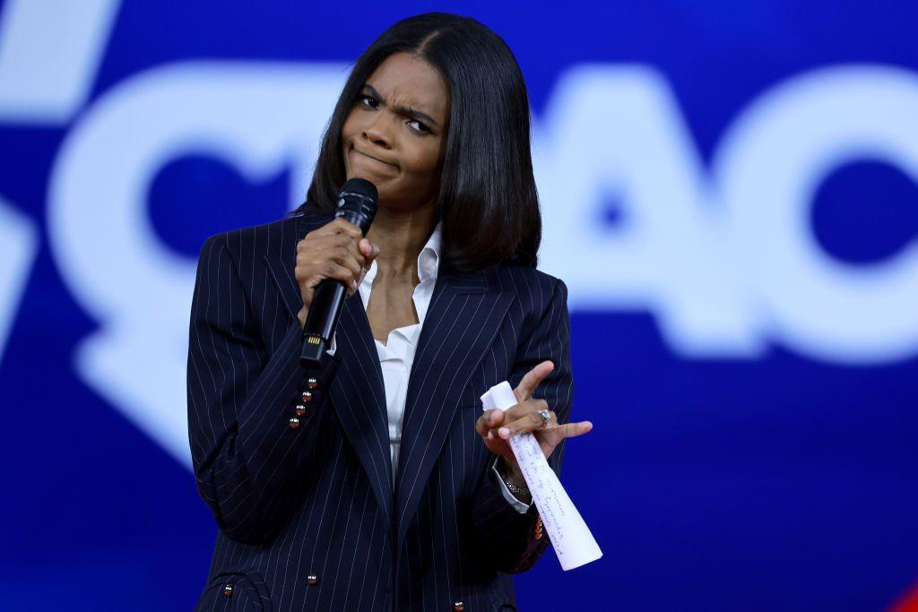 Candace Owens habla con un microfono 