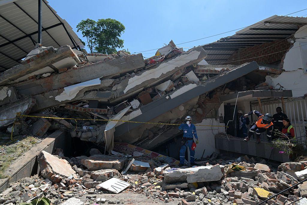 Los equipos de rescate buscan sobrevivientes entre los escombros de un edificio derrumbado en Cali.