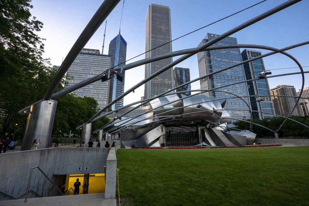 Vista del Pabellón Jay Pritzker, diseñado por el famoso arquitecto Frank Gehry en el Parque Millennium en Chicago, Illinois, Estados Unidos, el 24 de mayo de 2024. (Foto de Aytac Unal/Anadolu vía Getty Images)