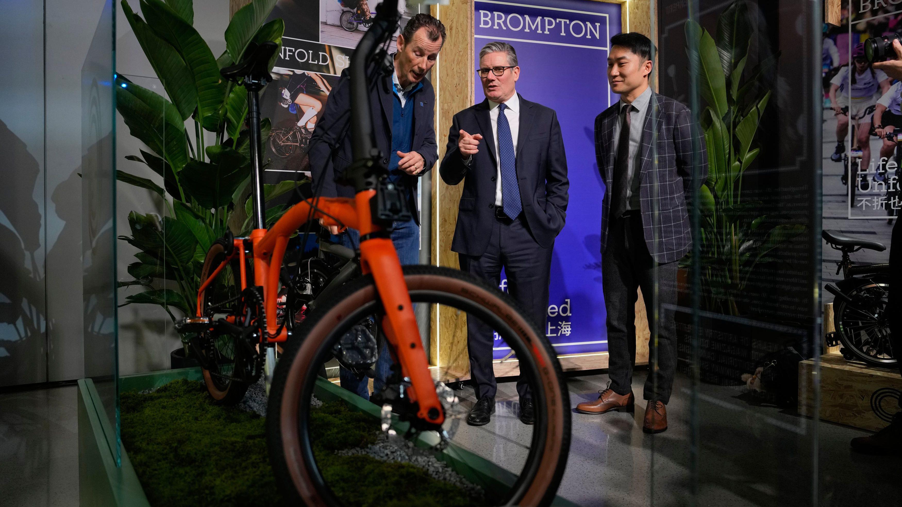 施紀賢（中）在上海Brompton自行車招待會上端詳一輛折疊自行車（30/1/2026）