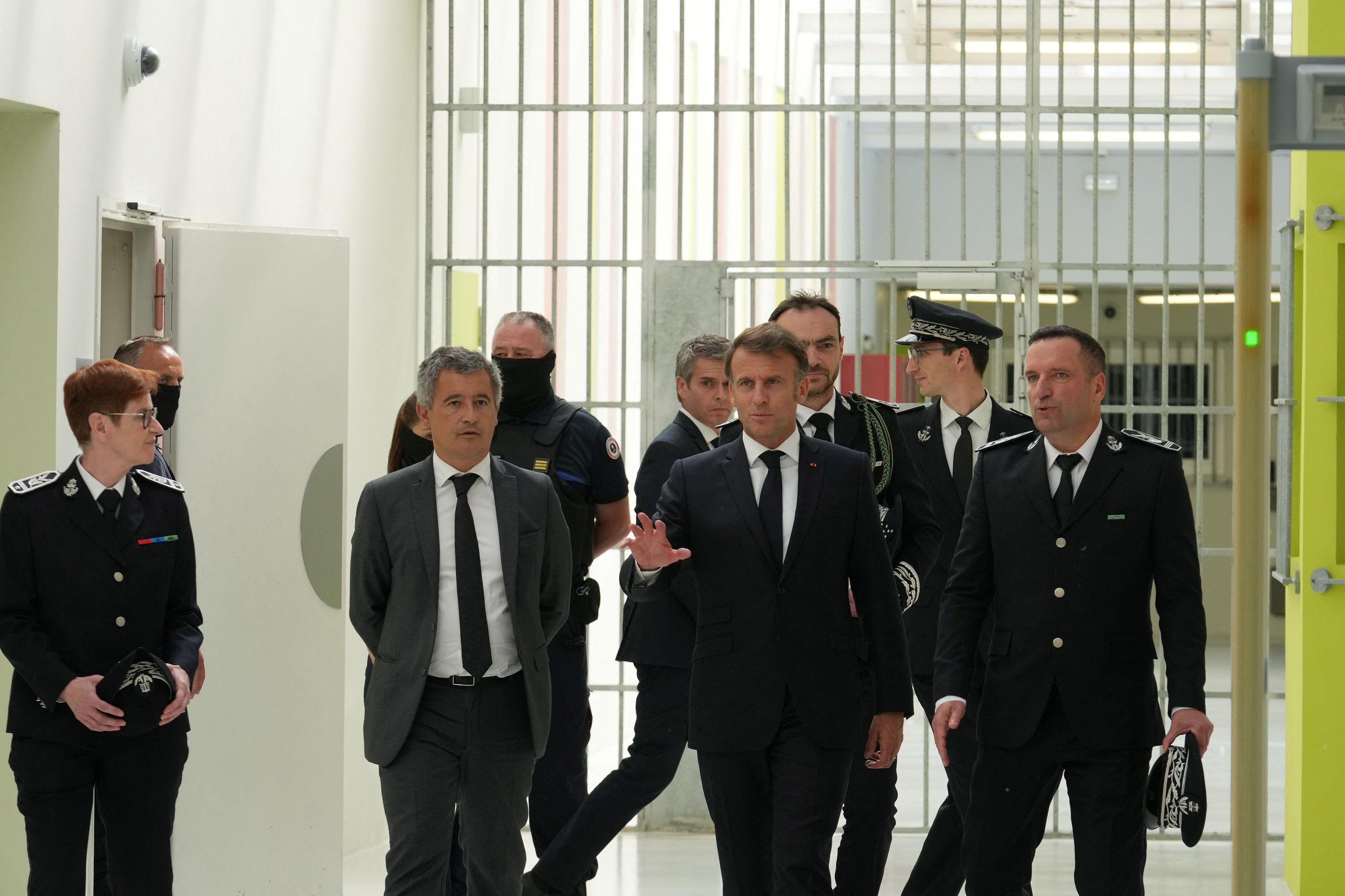 Darmanen i francuski predsednik Emanuel Makron u poseti jednom od francuskih zatvora