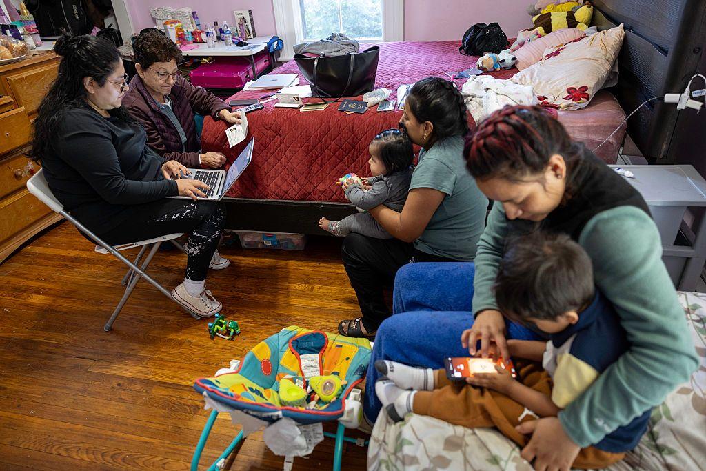 Activistas junto a madres indocumentadas junto a sus hijos en EE.UU.