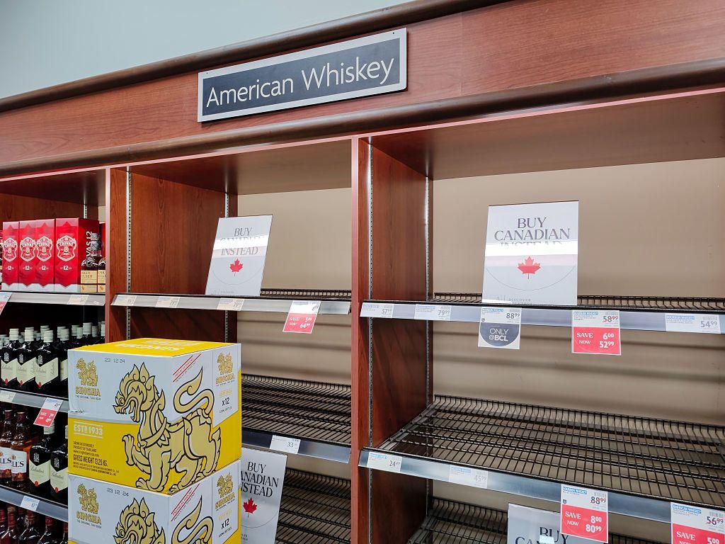 Un estante donde se vende lícor vacío en el que se lee: Whisky de EE.UU. y debajo un letrero que invita a comprar productos canadieneses.