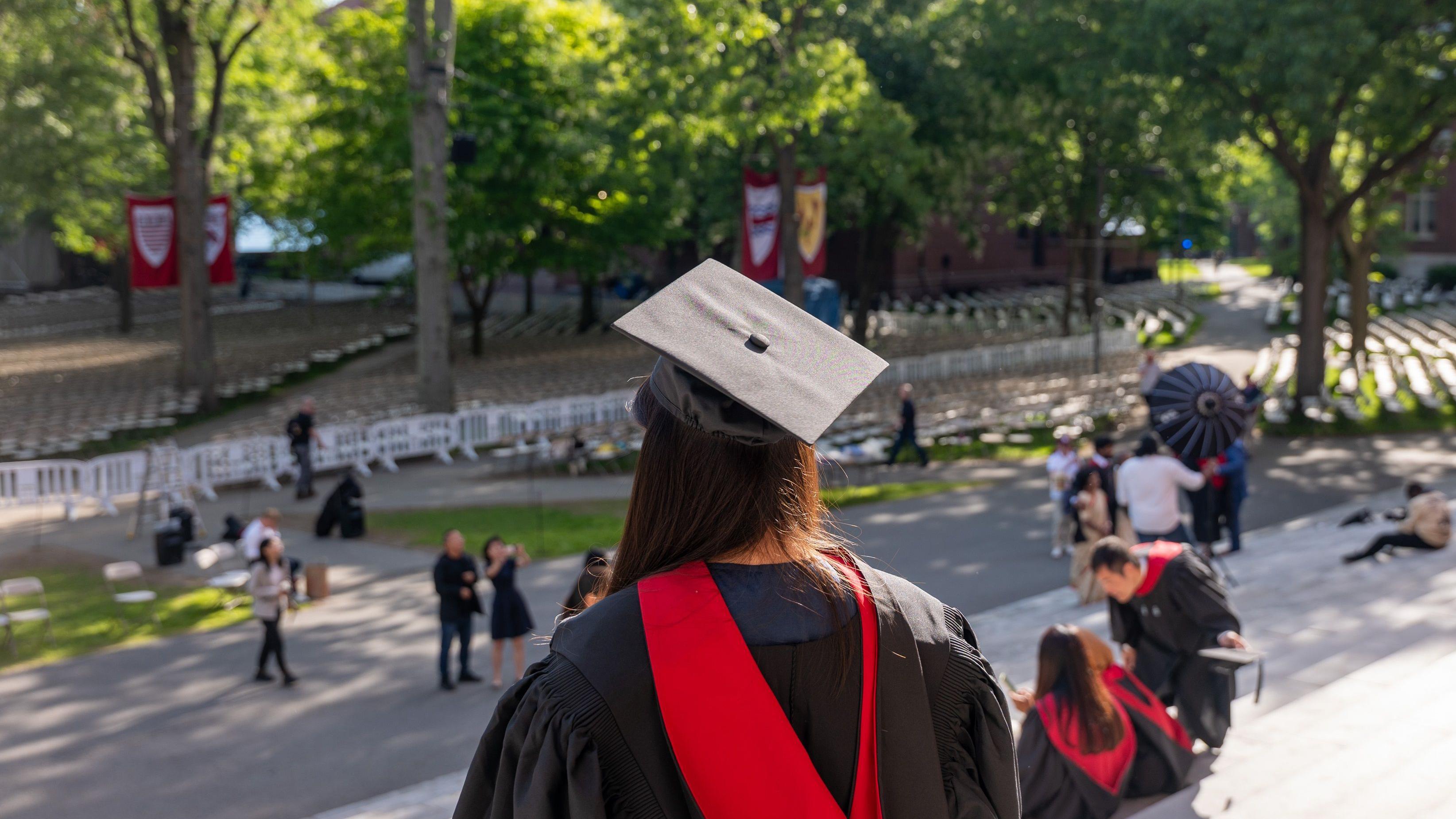 طلبة يقولون لبي بي سي: "نادمون" على التقديم لجامعات أمريكية بعد خطط إدارة ترامب بتعليق طلبات تأشيراتهم 1 خريجون رفقة عائلاتهم وأعضاء هيئة التدريس في ساحة في جامعة هارفارد