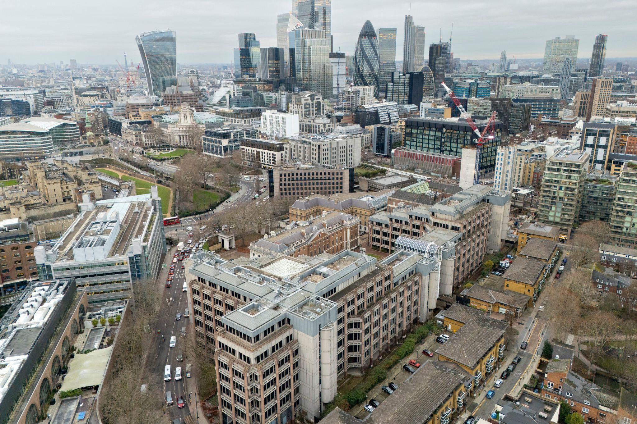 航拍前皇家鑄幣廠（前）與倫敦金融城（後）（14/1/2026）