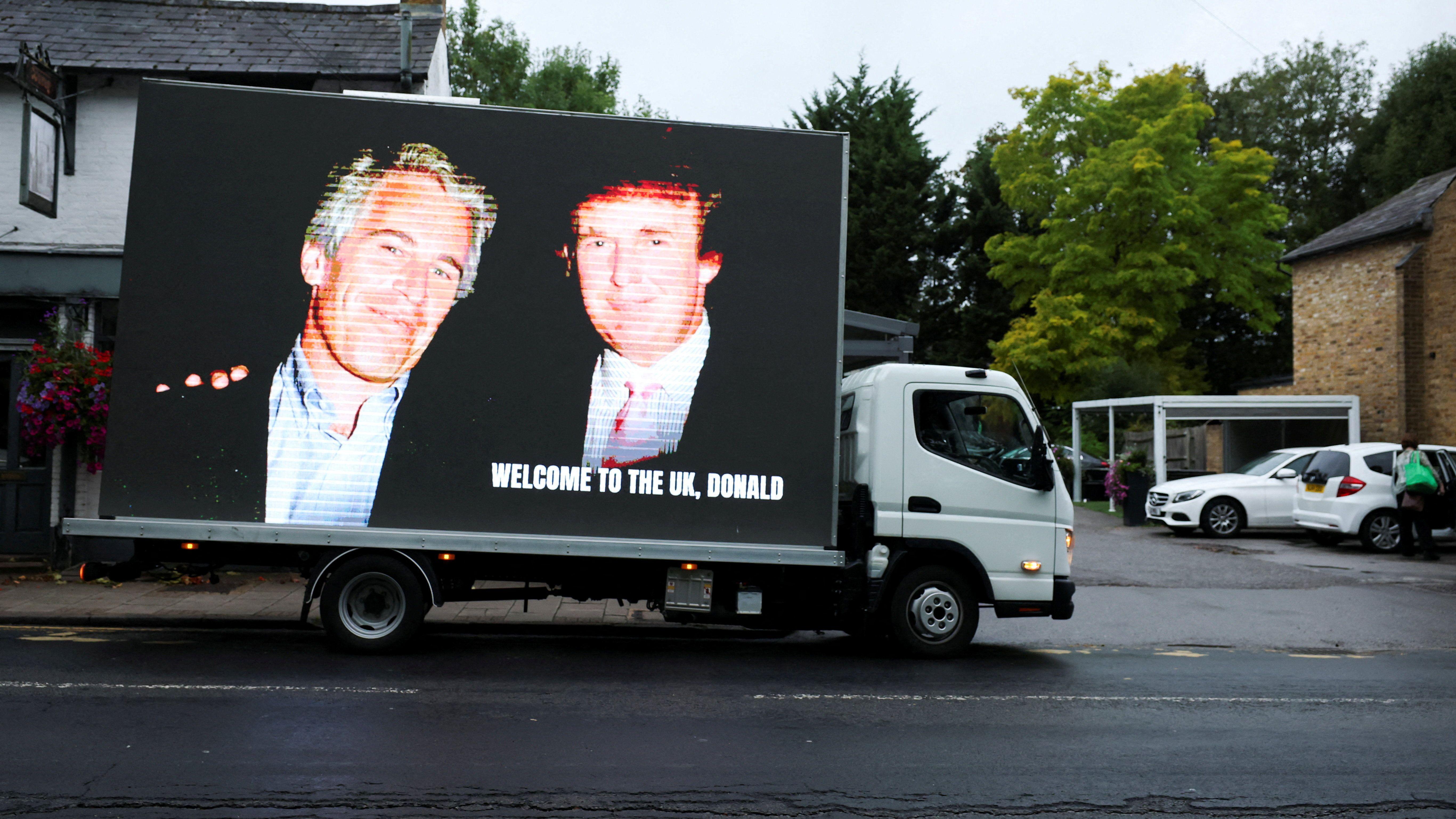 مركبة في وندسور تعرض صورة للرئيس دونالد ترامب مع جيفري إبستين في يوم زيارة ترامب لبريطانيا، 17 سبتمبر/أيلول 2025