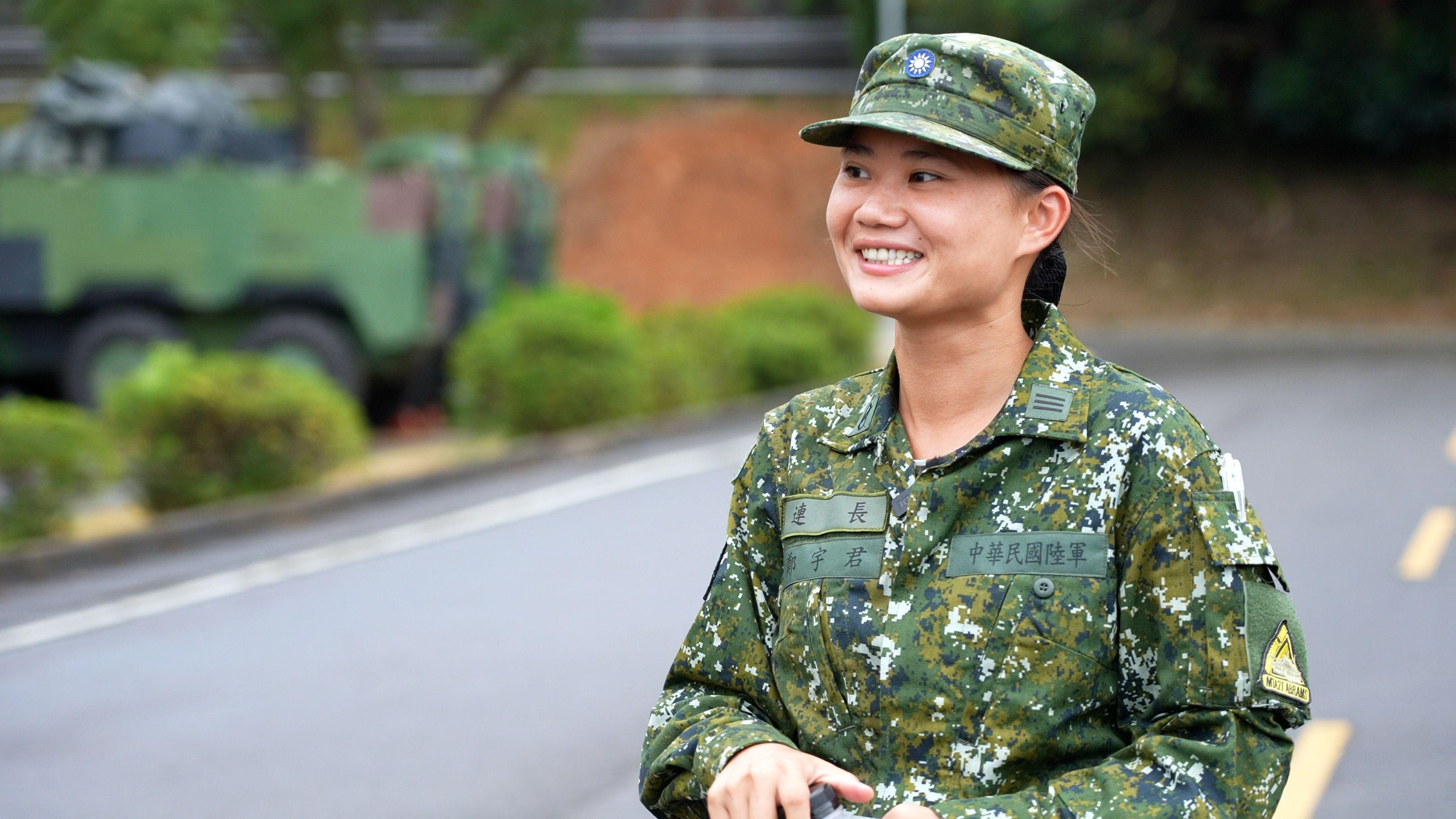 陸軍裝甲兵訓練指揮部上尉鄭宇君接受BBC專訪時於基地拍攝。