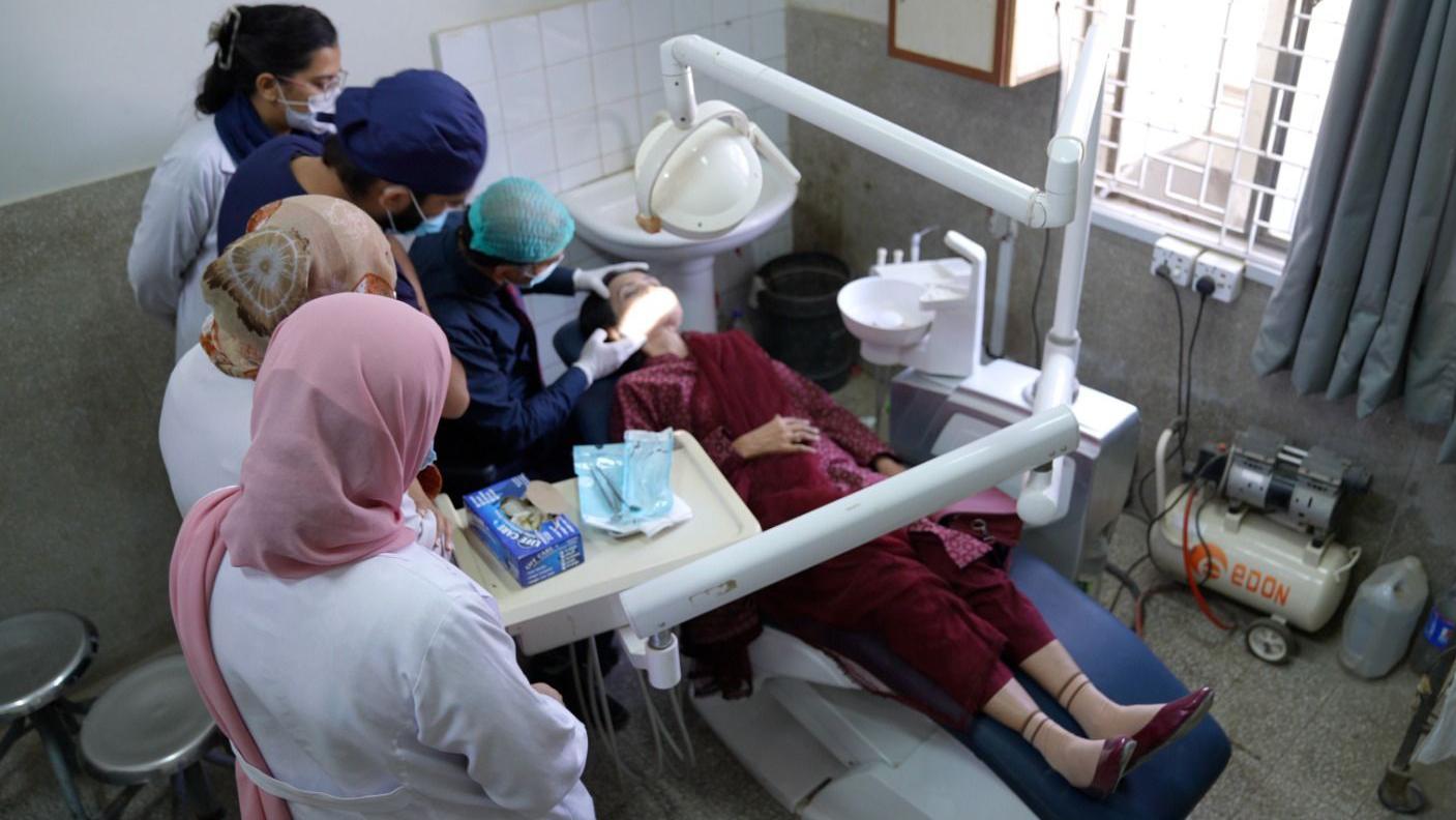 عباسی شہید ہسپتال کراچی میں معائنہ کے دوران خدیجہ اورڈاکٹر سفیان