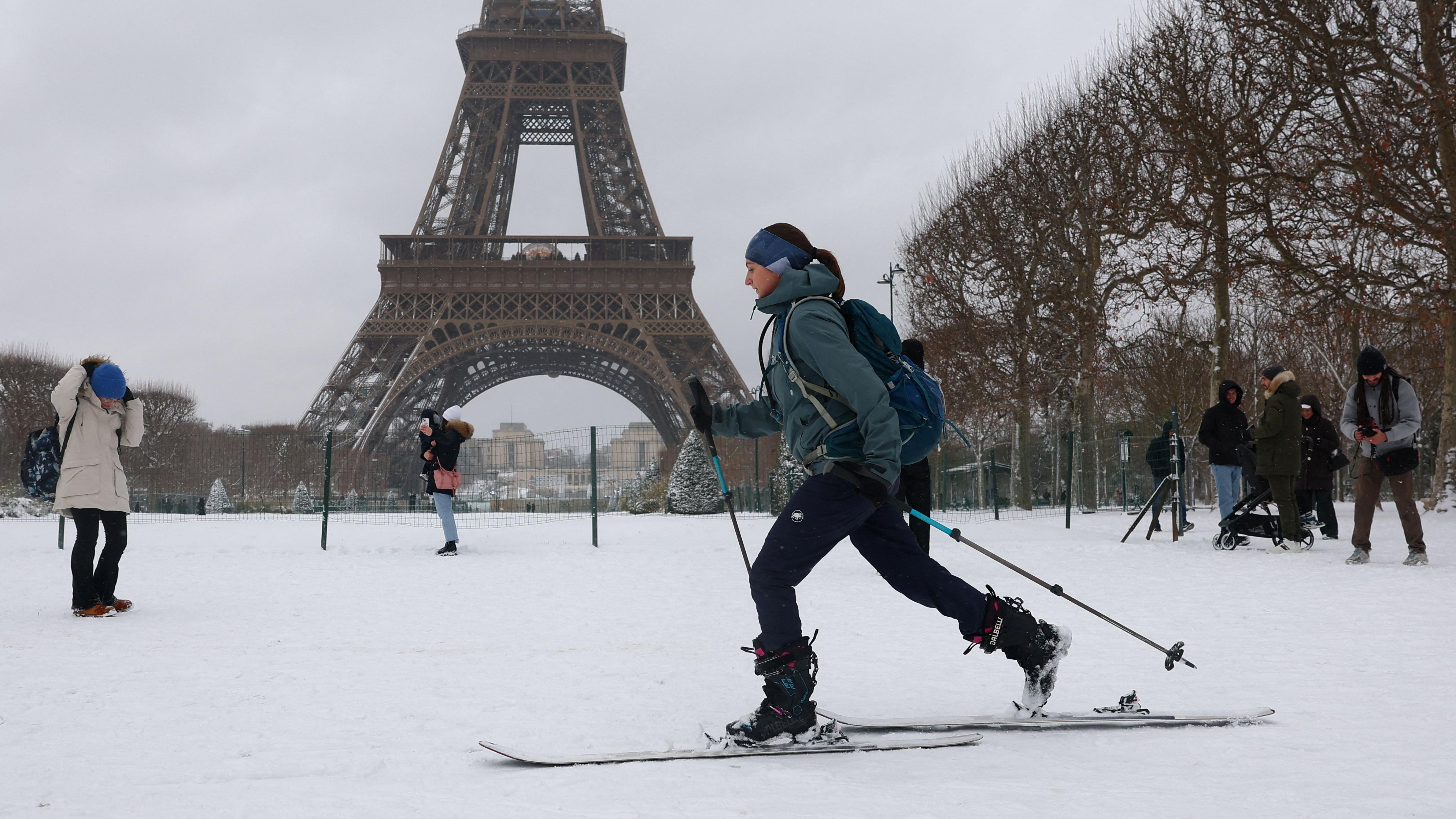 Ice warnings cover parts of UK as hundreds of flights cancelled in Europe