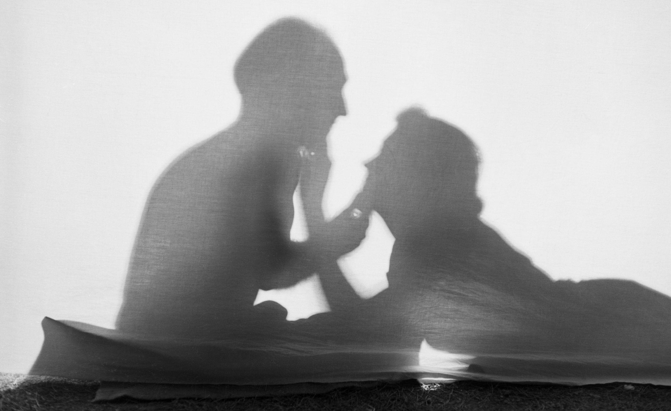 Silhueta de um casal rom&acirc;ntico