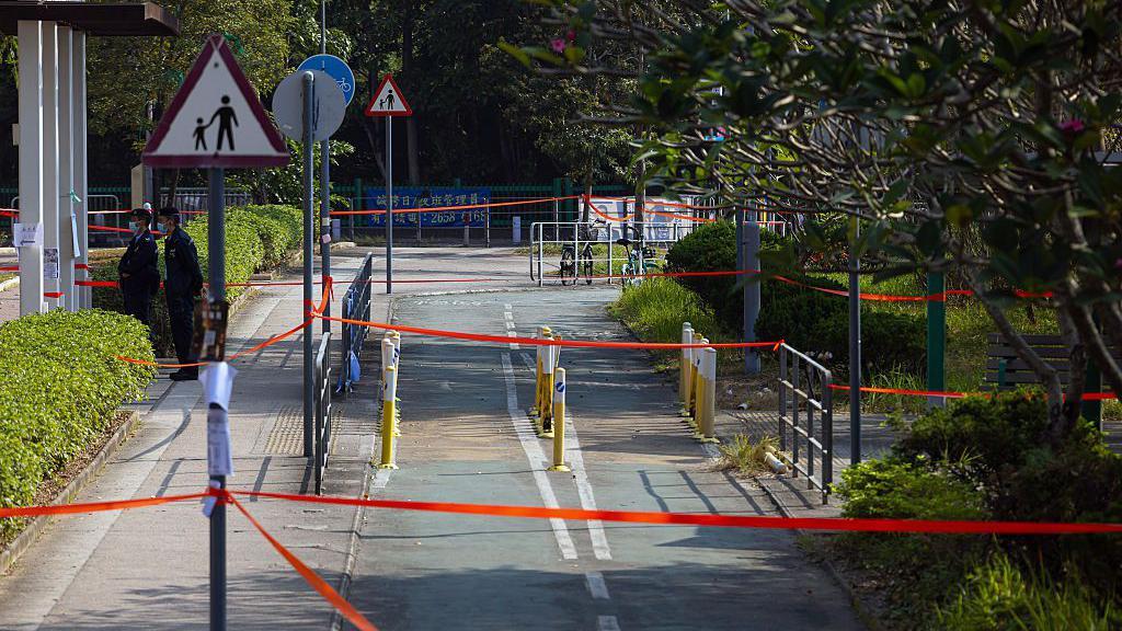 2025年12月6日星期六，香港大埔區宏福苑住宅屋邨發生火災，附近拉起警戒線。