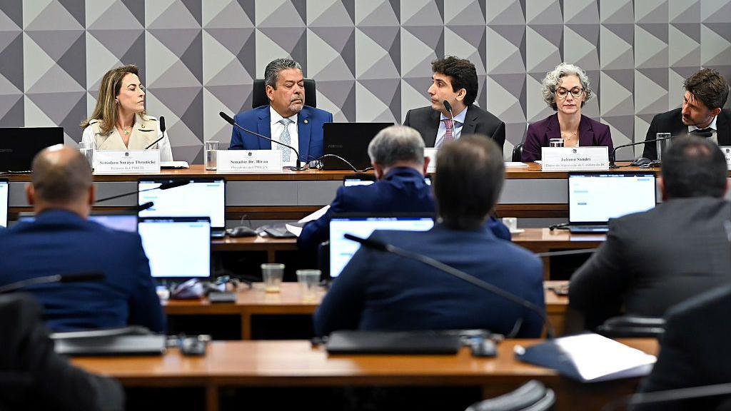 Soraya Thronicke sentada em uma bancada ao lado do senadro ⁠Dr. Hiran (PP-RR) e Gabriel Galípolo. 