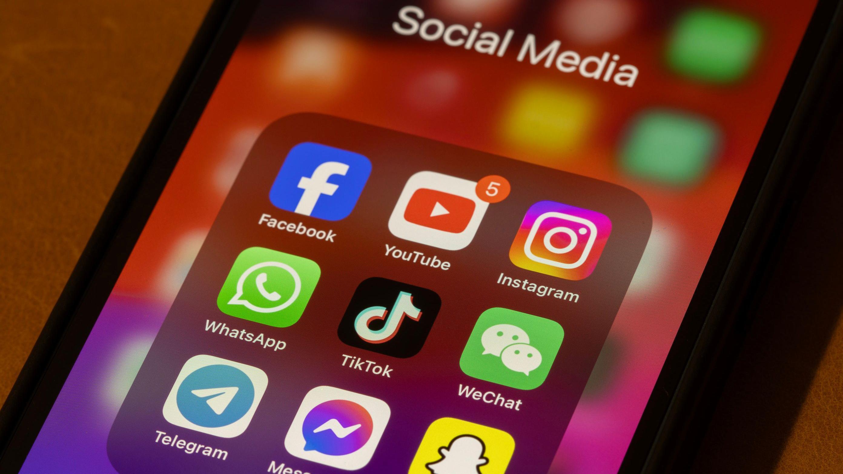 بورتلاند، أوريغون، الولايات المتحدة الأمريكية - 11 نوفمبر/تشرين الثاني 2024: بعض تطبيقات التواصل الاجتماعي الأكثر شعبية من حيث عدد المستخدمين النشطين شهريًا، بما في ذلك فيسبوك، ويوتيوب، وإنستغرام، وواتساب، وتيك توك، ووي تشات، وتليجرام، وماسنجر، وسناب شات، تظهر على جهاز آيفون.
