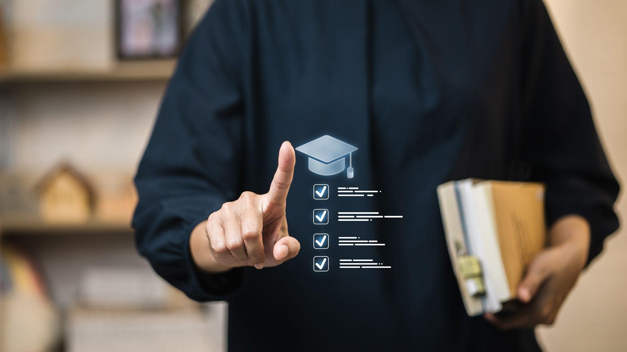 يستخدم الطالب البالغ قبعة التخرج ثلاثية الأبعاد وقائمة المهام لتخطيط متطلباته الأكاديمية. ويتتبع تطبيق التعليم إتمام المقررات الدراسية، والأهداف التعليمية، ومهام القبول، وجدول الدراسة.