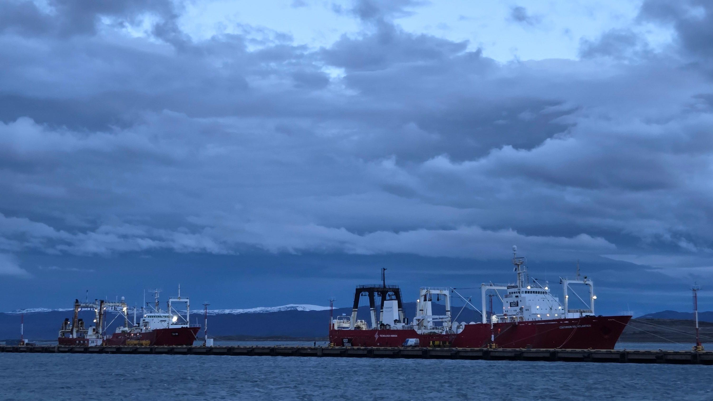 Puerto de Ushuaia con dos barcos atracados