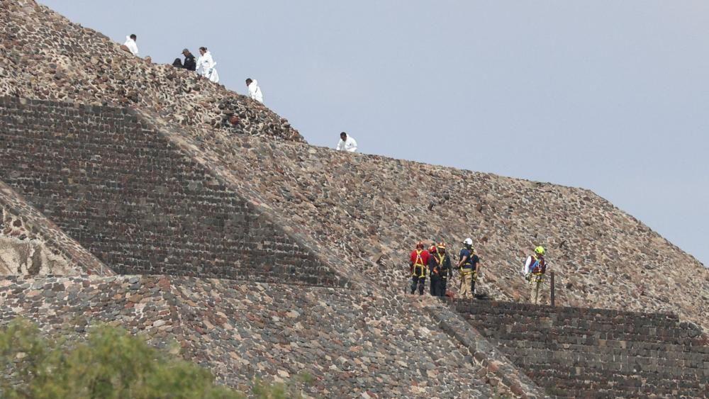 Equipes de emerg&ecirc;ncia na Pir&acirc;mide da Lua