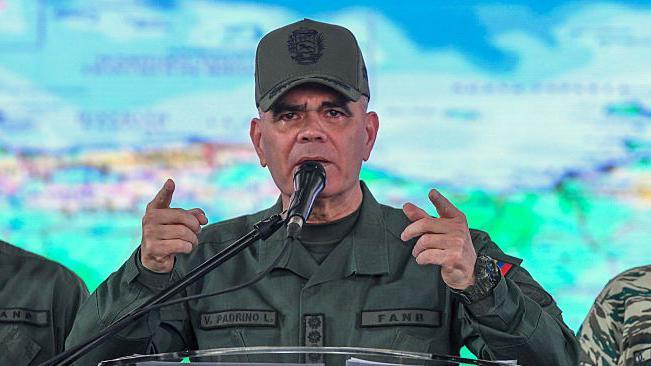 Vladimir Padrino, vestido con un traje militar verde oliva.