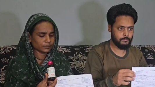 چھندواڑہ میں 11 بچوں کی موت ہو گئی ہے، یہاں عدنان کے والدین کو بچے کی رپورٹ کے ساتھ دیکھا جا سکتا ہے