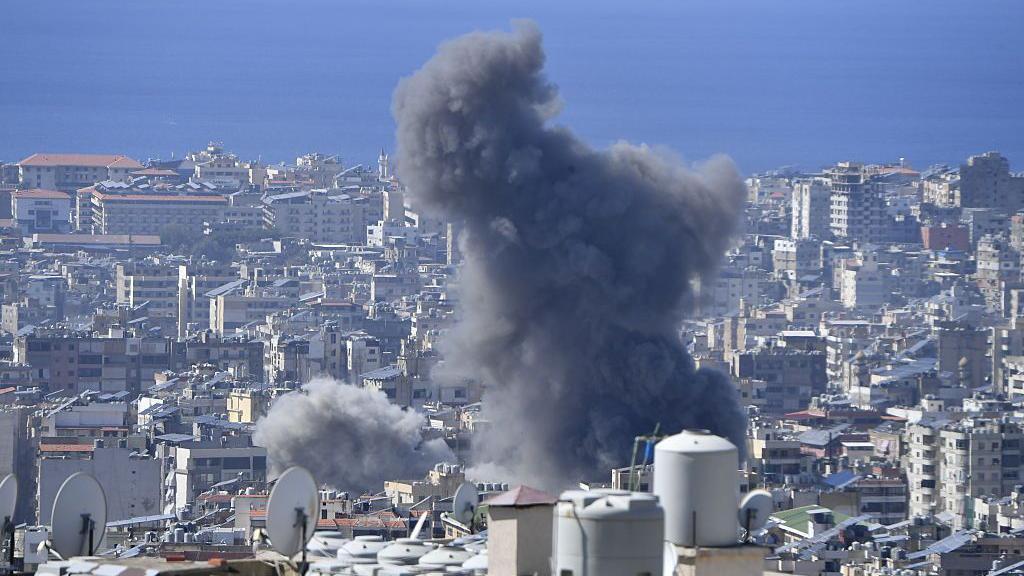 Fuma&ccedil;a preta sobe em Beirute ap&oacute;s ataques.