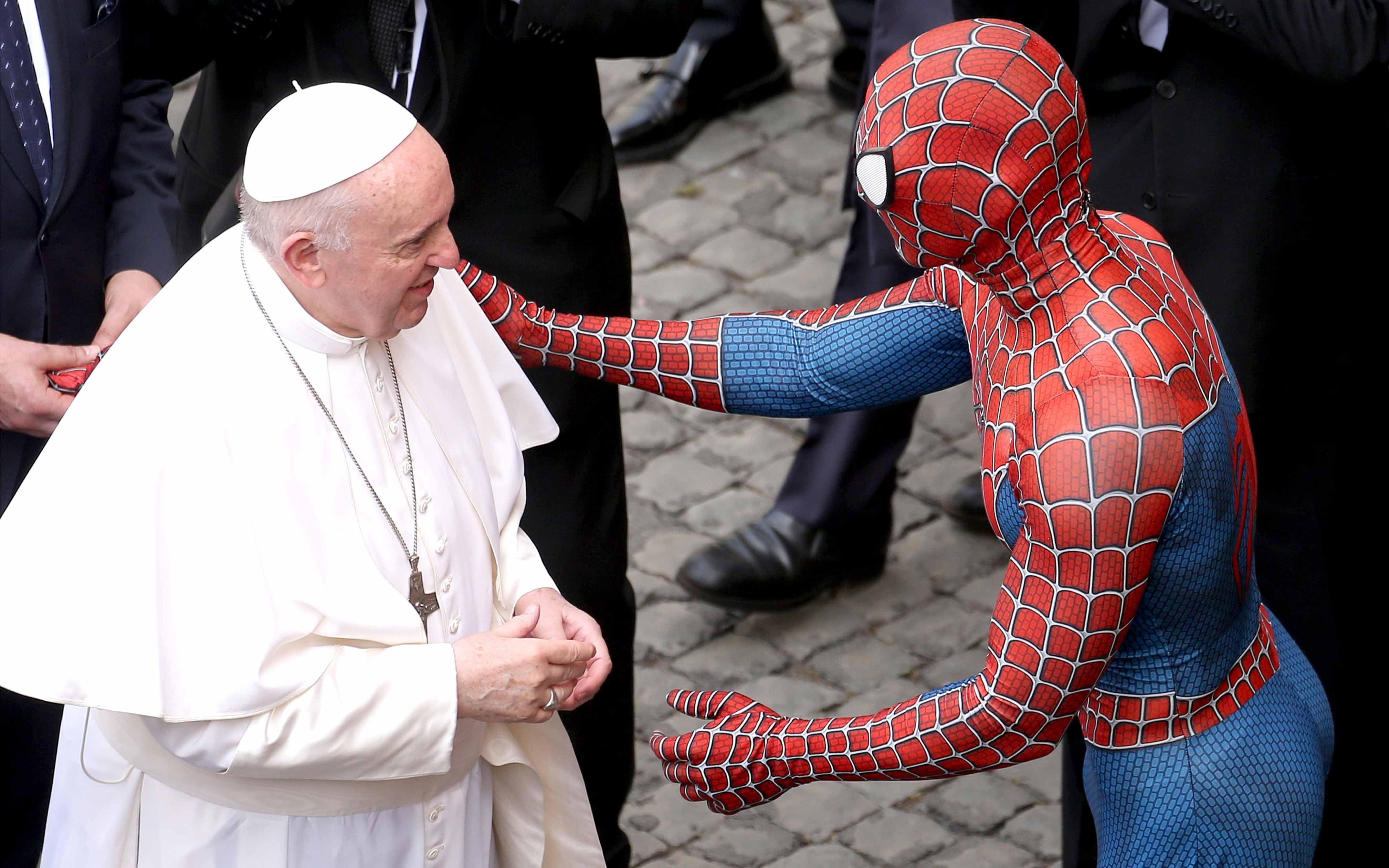 Papa Francisco cumprimenta Mattia Villardita vestido de Homem-Aranha