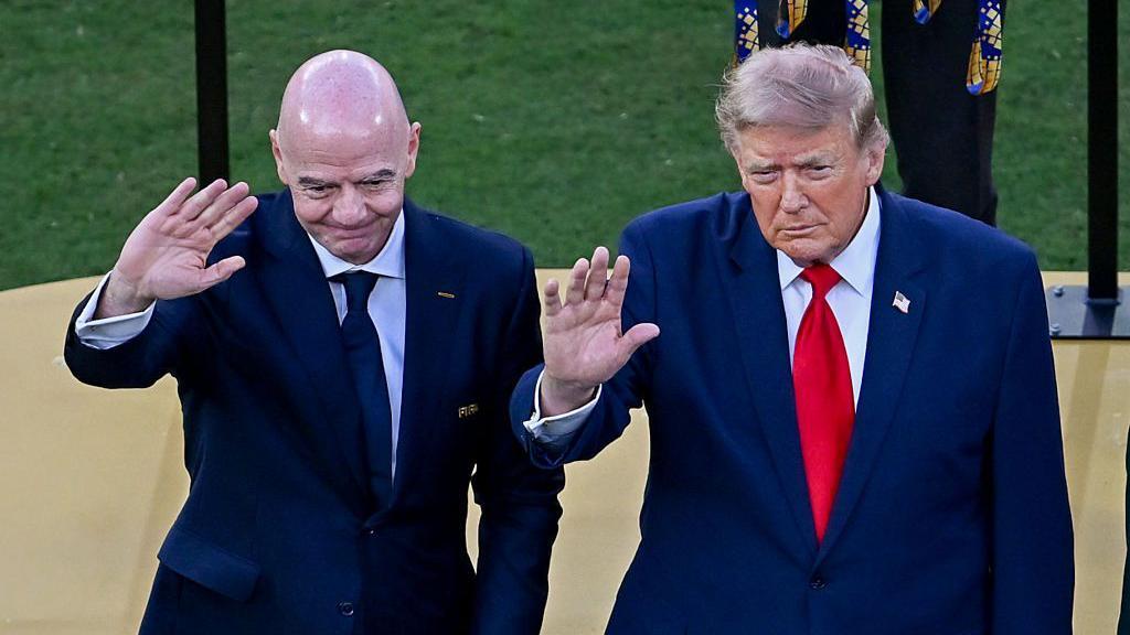 Gianni Infantino, presidente de la FIFA, y Donald Trump, presidente de Estados Unidos, posan con el Trofeo de la Copa del Mundo tras la final de la Copa Mundial de la FIFA 2026 entre España y Argentina en el estadio MetLife, en East Rutherford, Nueva Jersey, el 19 de julio de 2026. 