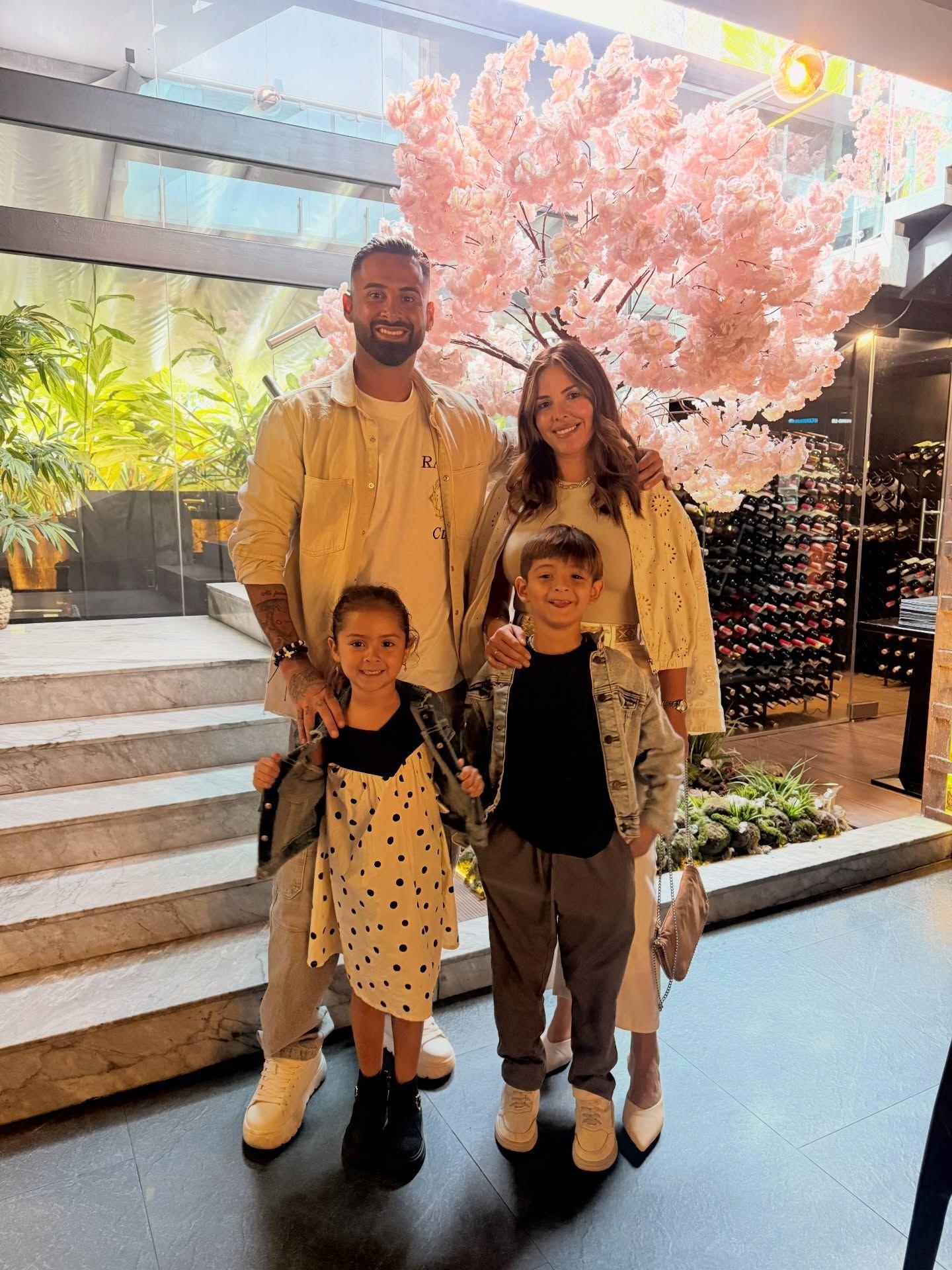 Lucas Trejo, su esposa Yanina y sus hijos Aarón y Aihnoa posan en una foto familiar
