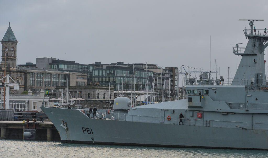 Un barco de la Armada irlandesa en puerto en 2021.